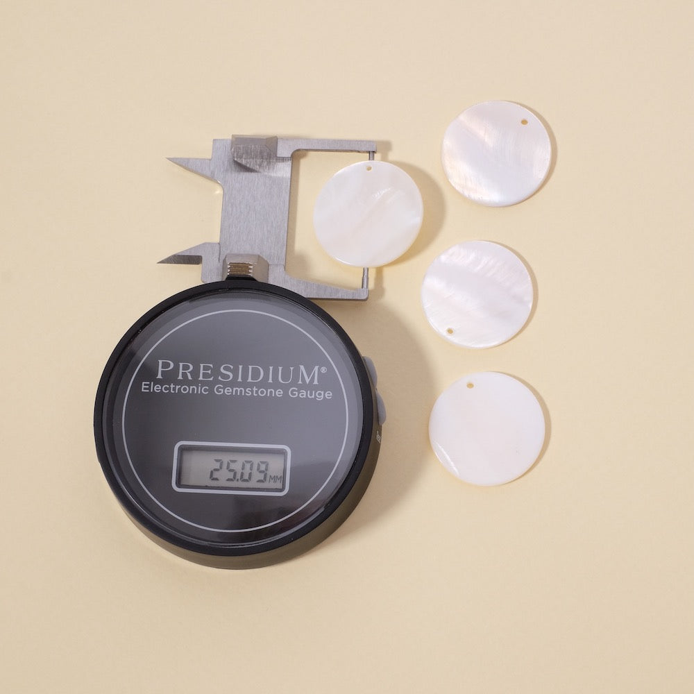 2 Round pendants palet 25mm in natural mother-of-pearl