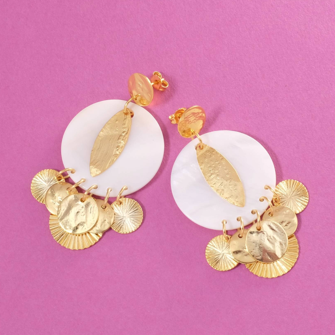 Perles Corner Jewelry Kit - Chandelier Earrings with Mother-of-Pearl and a Mix of Gold Pendants