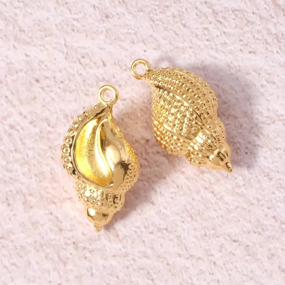 Medium shell pendant in 24K gold-plated Zamak