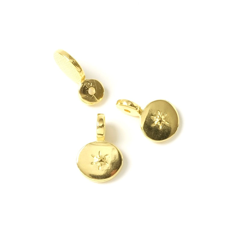 2 Round star pendants in 24K gold-plated Zamak