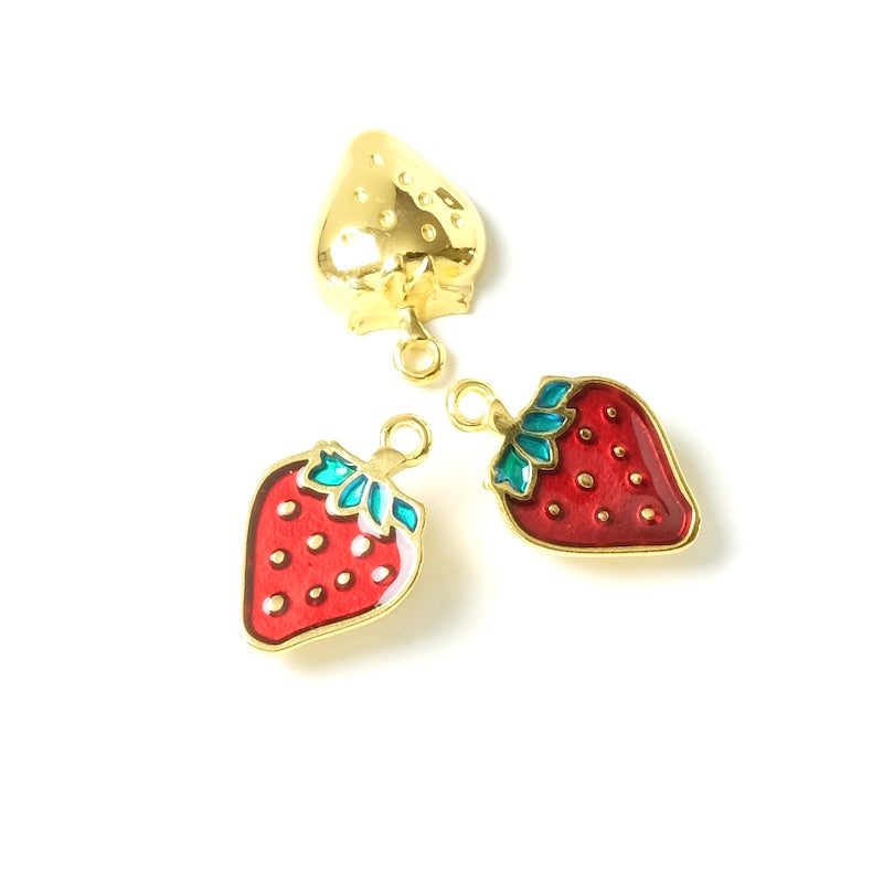 Enameled strawberry pendant in 24K gold-plated Zamak