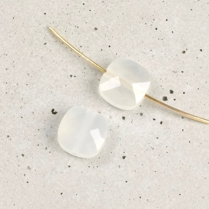 8mm square cushion-cut natural pearl in white Onyx
