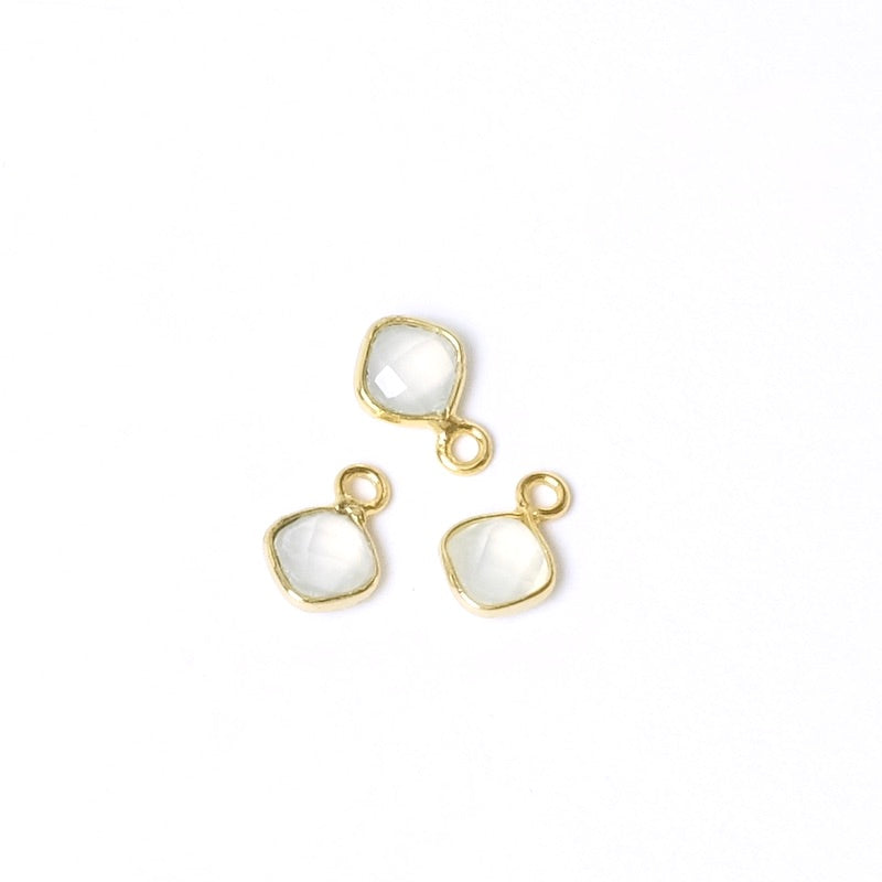 Square-set pendant 5mm Chalcedony in brass Gilded with 24K fine gold
