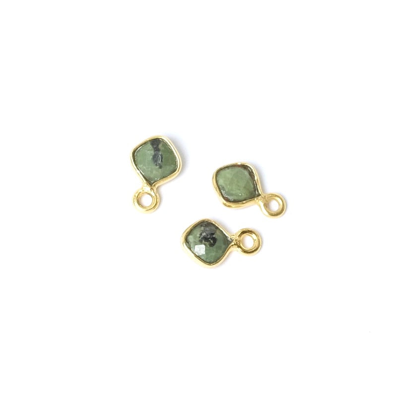 Square-set pendant 5mm Green Jasper in brass 24K gold plated