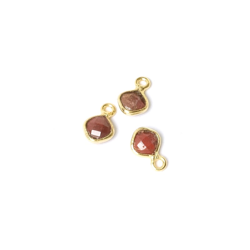 Square-set pendant 5mm Red Jasper in brass 24K gold plated