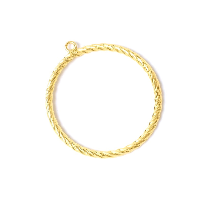 Twisted circle pendant in 24K gold-plated brass
