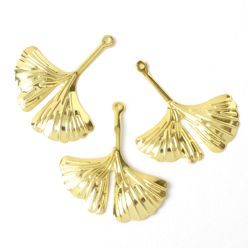 2 Ginkgo leaf pendants in 24K gold-plated brass