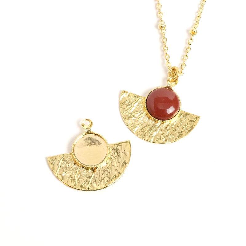 Half-circle pendant for 8mm round cabochon in 24K gold-plated brass