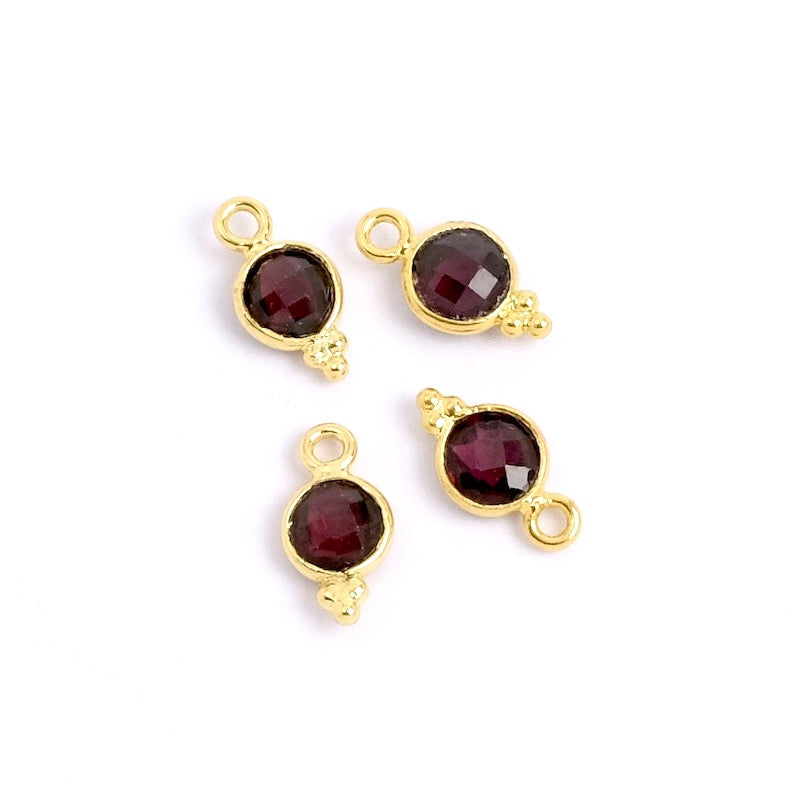 Bohemio Round Bohemian Colgante de 6 mm Granate en latón dorado con oro premium fino de 24k