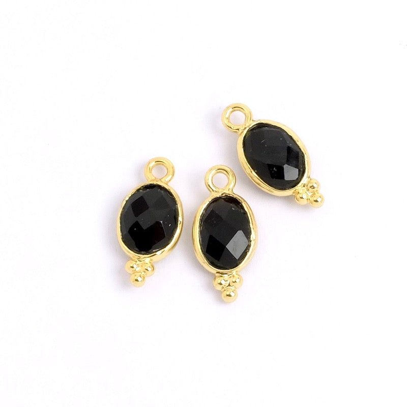 Bohemian oval Spinelle pendant set in 24K gold-plated brass