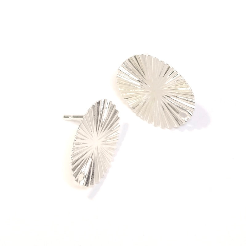 18.2 x 13.3mm wavy oval earrings in Premium 925 silver-plated brass