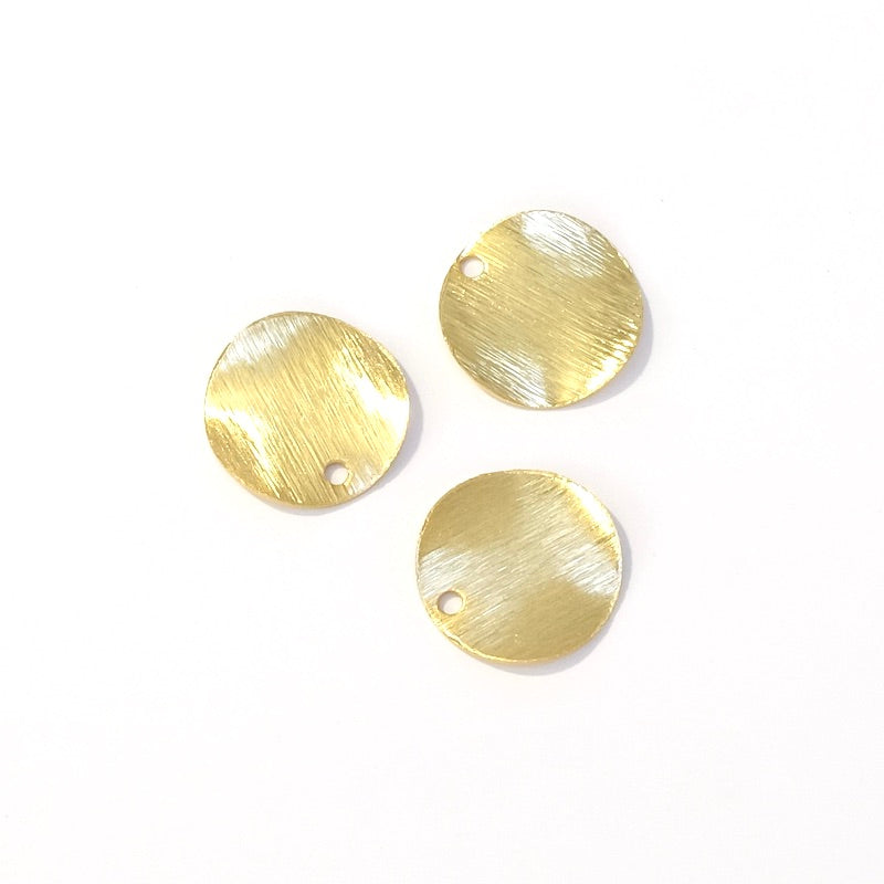 2 brushed-effect wavy round pendants in 24K Premium gold-plated brass