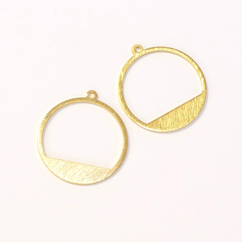 2 brushed-effect graphic circle pendants in 24K Premium gold-plated brass