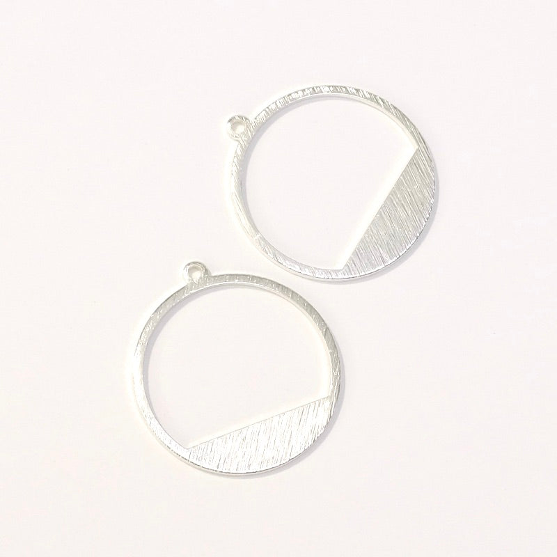 2 brushed-effect graphic circle pendants in Silver 925 Premium brass