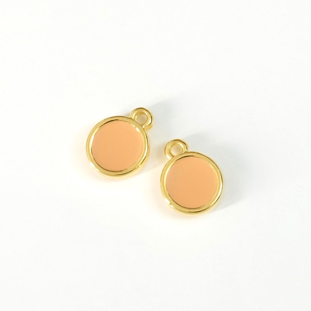 2 round flesh-toned enameled pendants in 24K gold-plated Zamak
