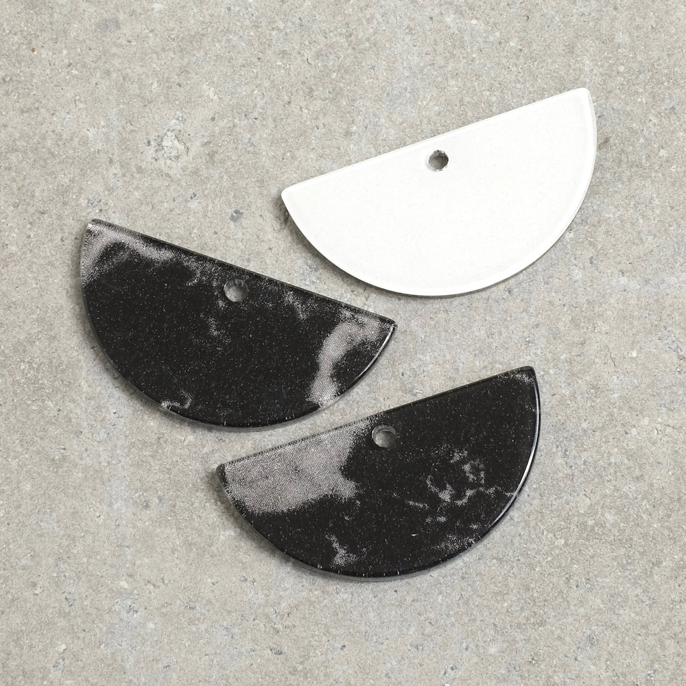 2 Half-circle 34mm black marble-effect pendants in acrylic Plexiglas
