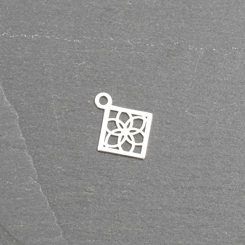 2 Openwork square pendants in 925 silver