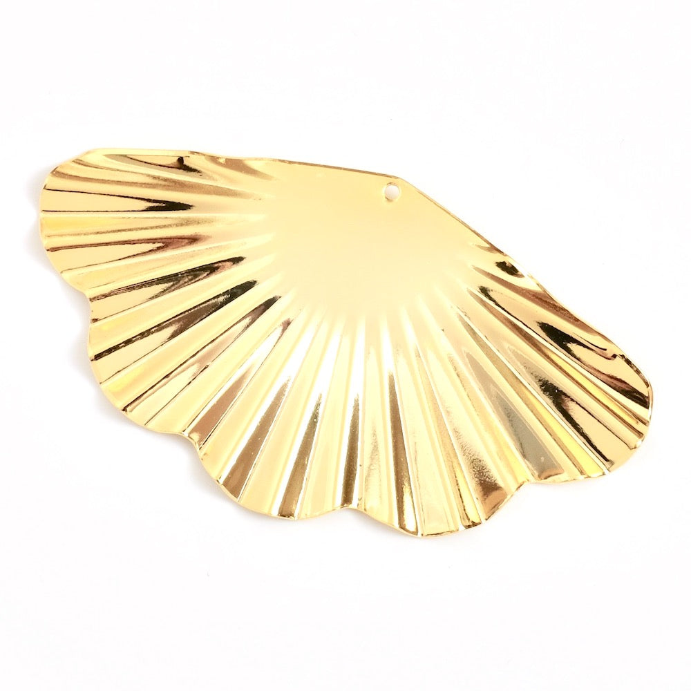 Large wavy fan pendant in brass, gilded with fine 24K gold
