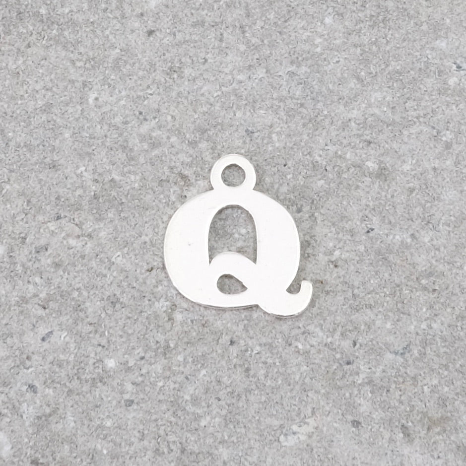 Letter Q pendant in 925 sterling silver