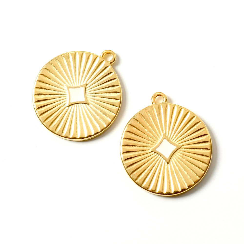 Round pinkish-white enamelled pendant in 24K gold-plated Zamak