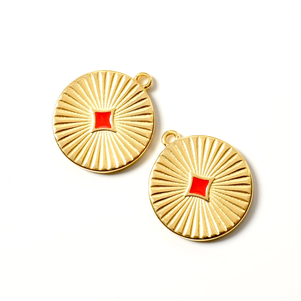 Red enamelled round pendant in 24K gold-plated Zamak