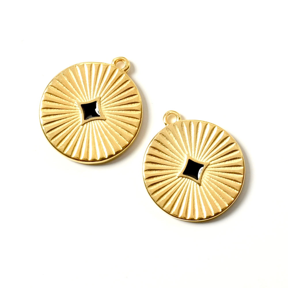 Round black enamelled pendant in 24K gold-plated Zamak