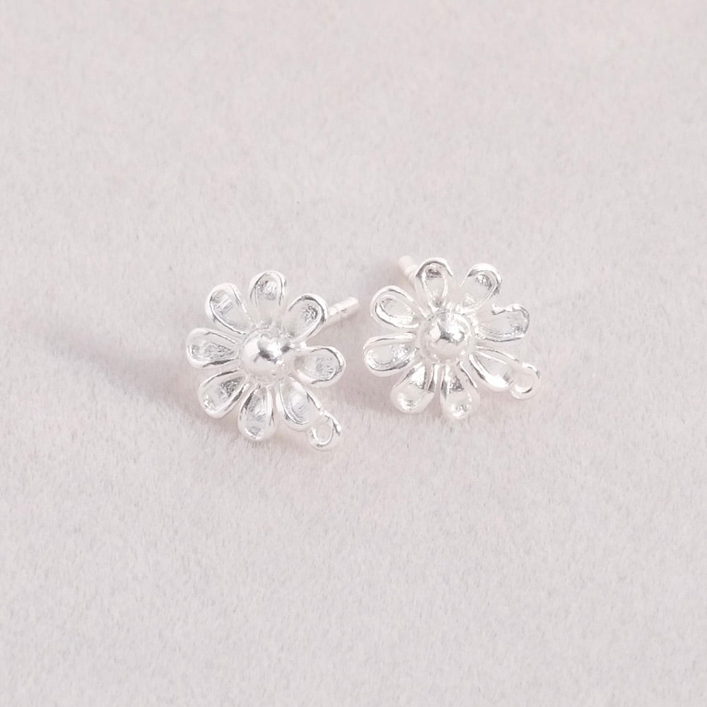 Premium 925 silver-plated brass daisy flower stud earrings, per pair
