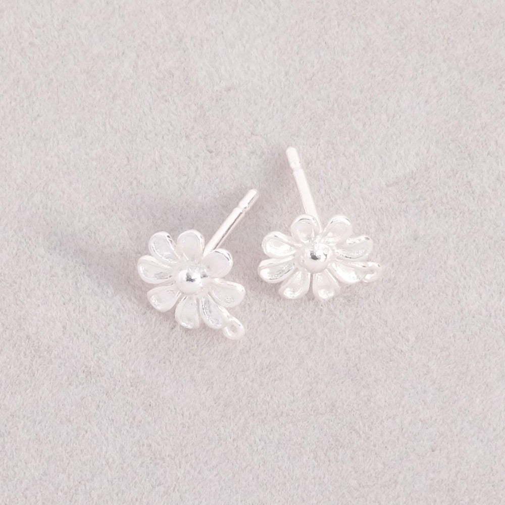 Premium 925 silver-plated brass daisy flower stud earrings, per pair