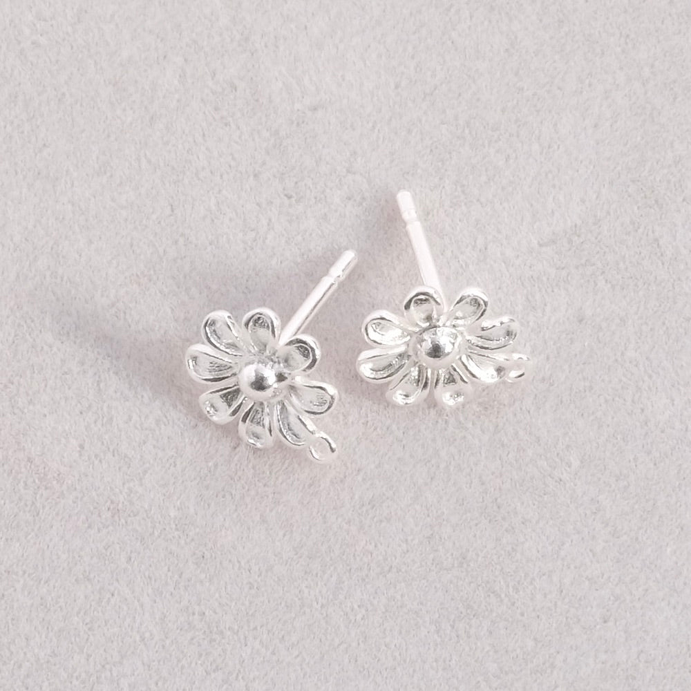 Premium 925 silver-plated brass daisy flower stud earrings, per pair