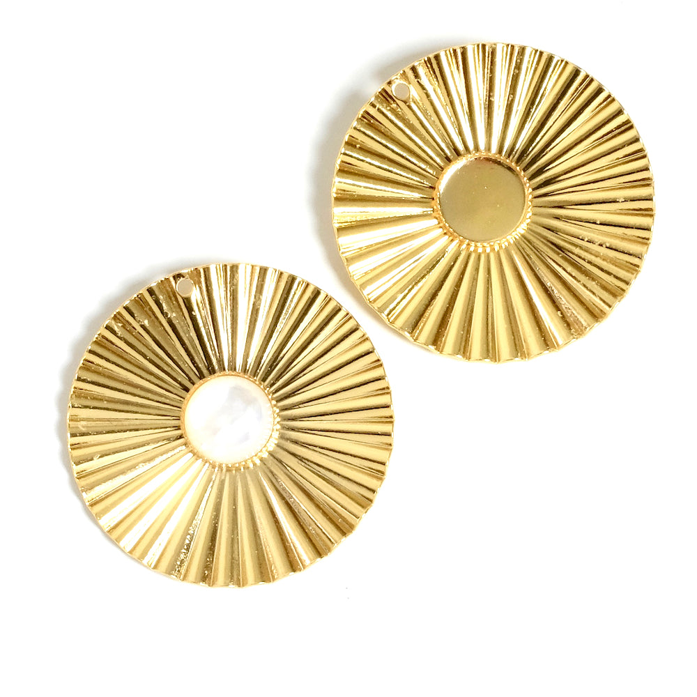 Round wavy pendant with 8mm cabochon holder in 24K gold-plated brass