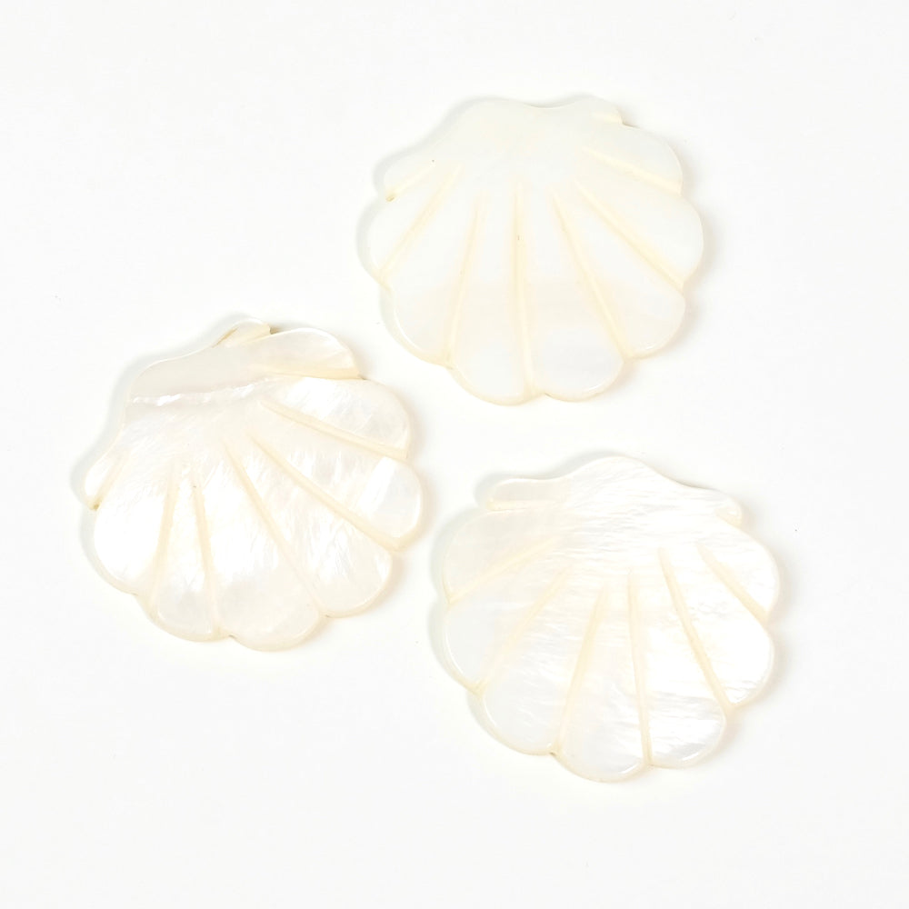 2 Natural mother-of-pearl shell beads 28mm
